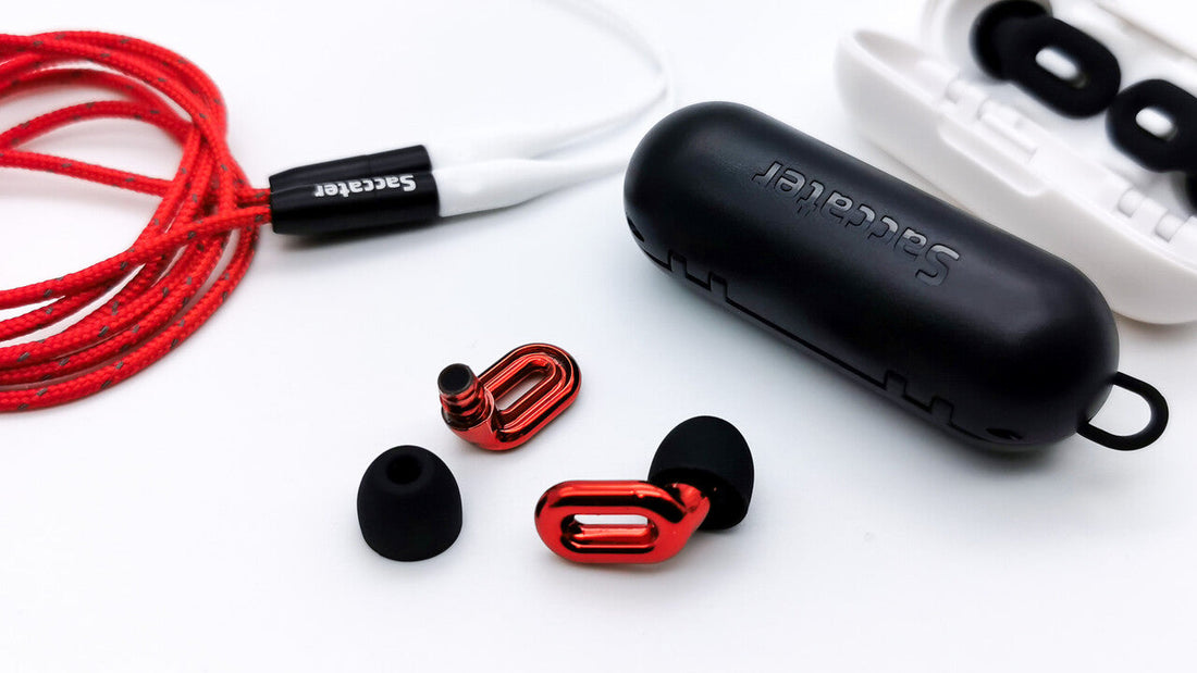 「Saccater Moment Earplugs」 ノイズフィルタリング・イヤープラグ ／ 周囲の環境に調和しつつ大音響や不要ノイズを効果的に低減するハイテク耳栓 【紹介レビュー】